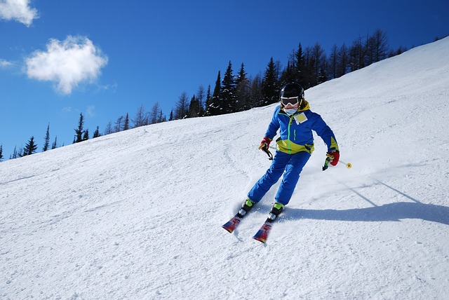 lyžař v modrém