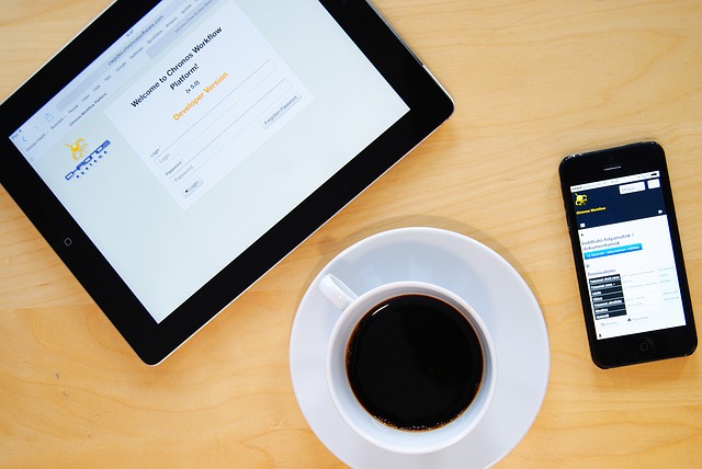 tablet, mobil a káva.jpg