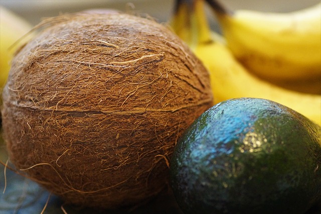 kokosový ořech, avokádo a banány