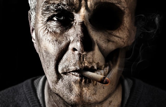 muž c cigaretou
